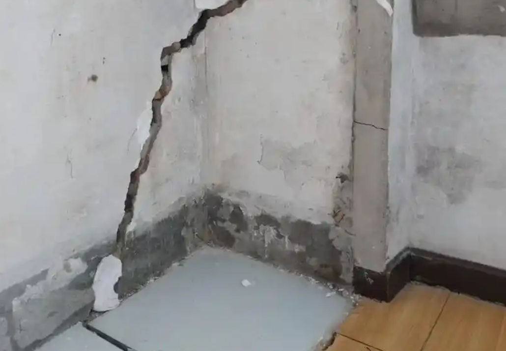 楼房地基下沉出现了裂纹怎么办？