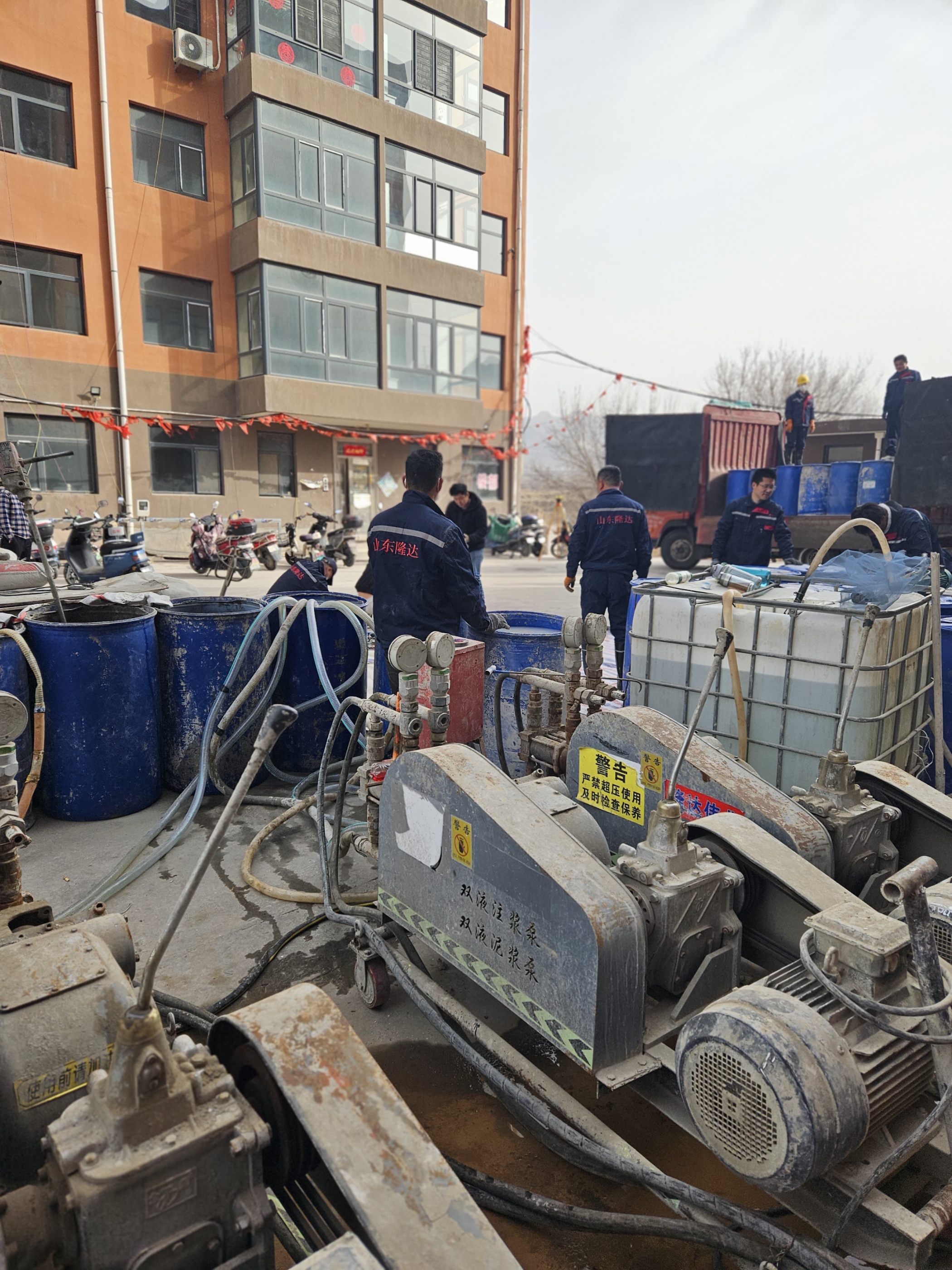 楼房倾斜纠偏,楼房地基下沉,MNC无差别陈沉降修复技术