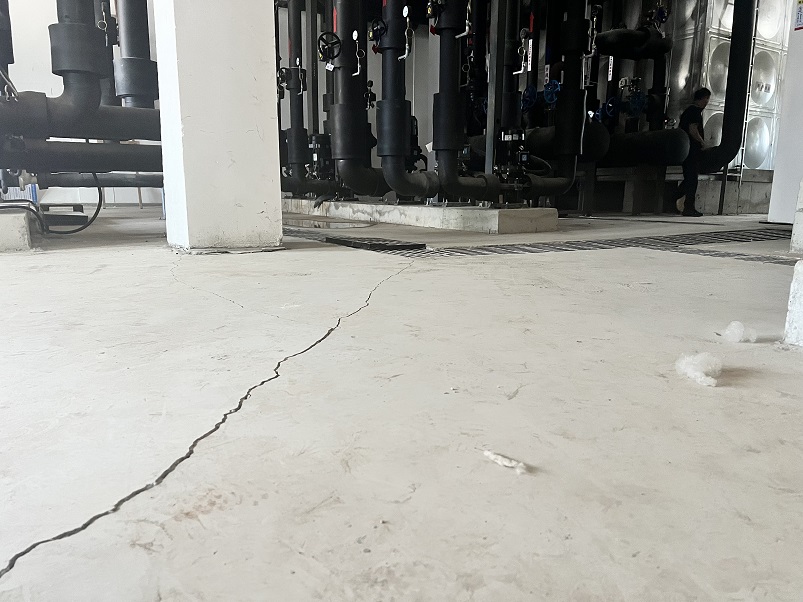 地基沉降造成地面裂缝
